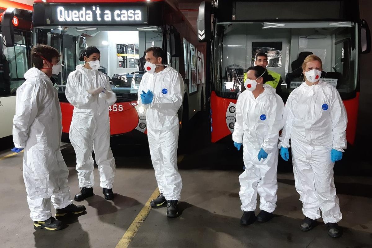 Voluntarios de TMB trasladan pacientes de los hospitales a espacios de confinamiento.