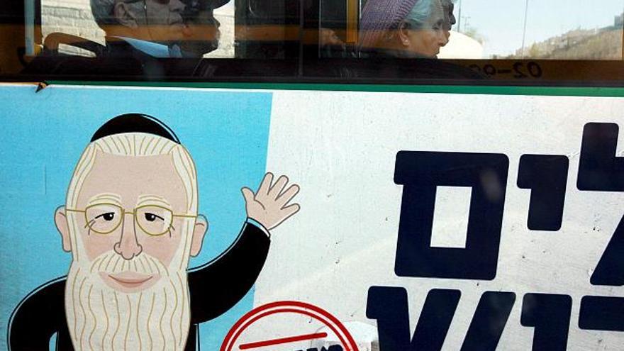 Un dibujo que representa a Meir Porush, el candidato ultraortodoxo judió a la Alcaldía de Jerusalén, decora el lateral de un autobús público de Jerusalén.