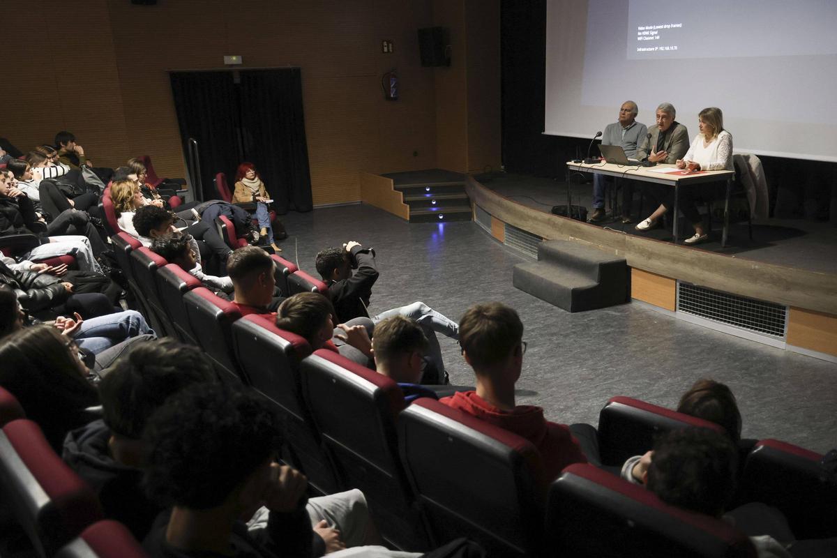 La madre de Marta Calvo imparte charlas al alumnado de ESO y Bachillerato para concienciarles sobre la utilidad de la geolocalización