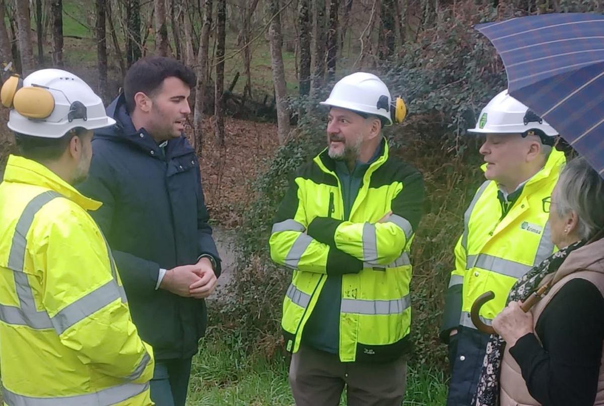 Louzao, reunido ayer con personal de Erimsa.  | FDV