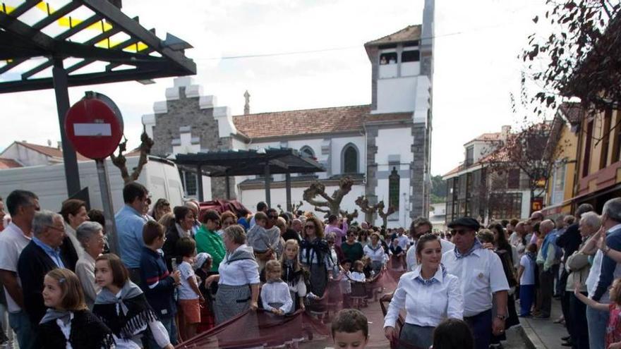 Niños vestidos de marineros, durante la procesión de San Telmo.