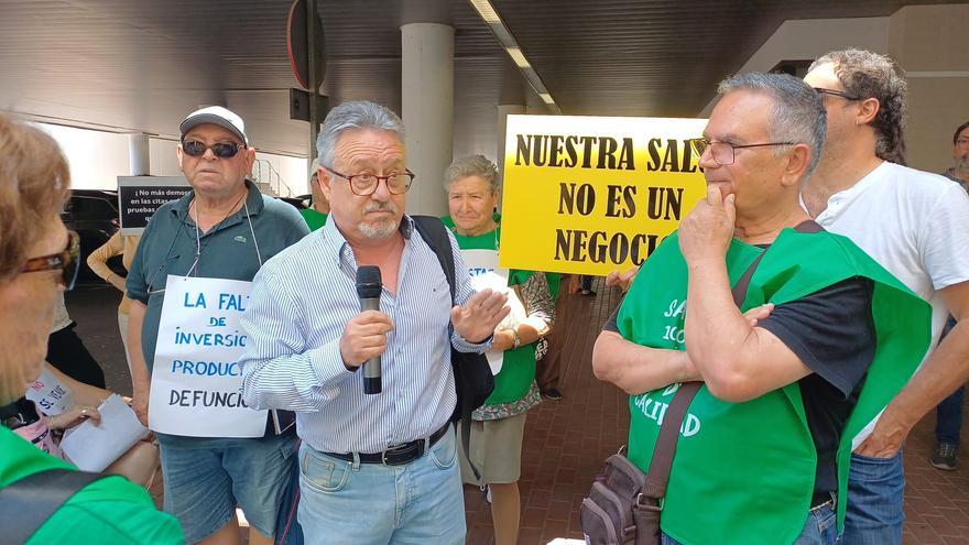 Protesta, encierro y encuentro con el gerente de la Plataforma por la Sanidad Pública en el departamento de Torrevieja