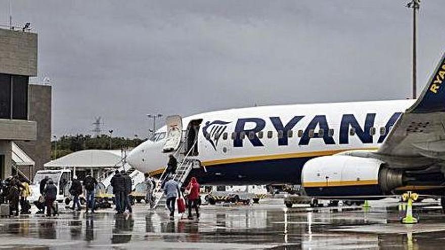 Passatgers pujant a un avió de Ryanair a Girona.