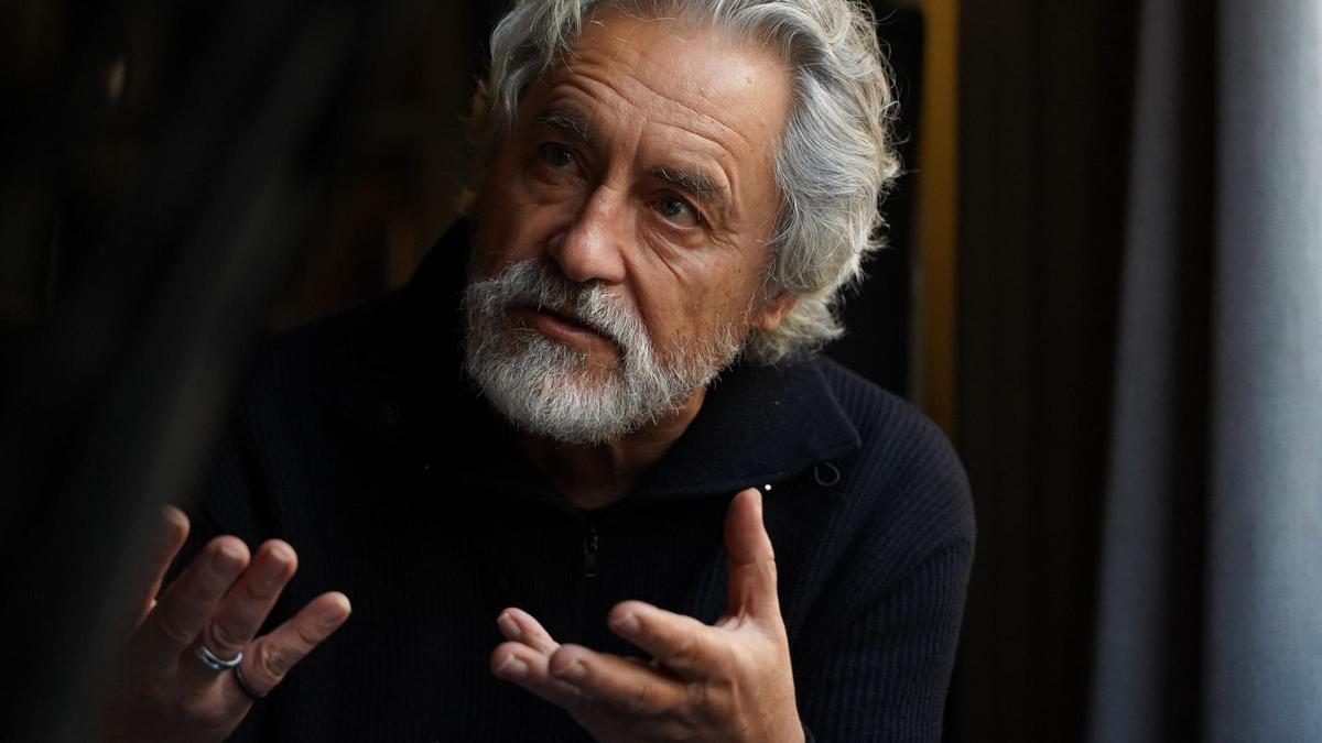 El reconocido escritor gallego recoge el premio a toda una trayectoria del Festival Castelló Negre 2026.