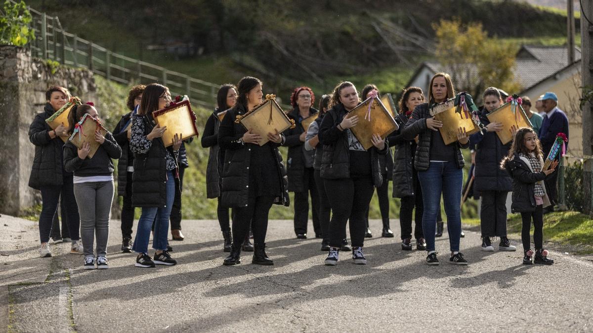 Integrantes de "Pandeiros de Xedré" en una actuación en el pueblo.