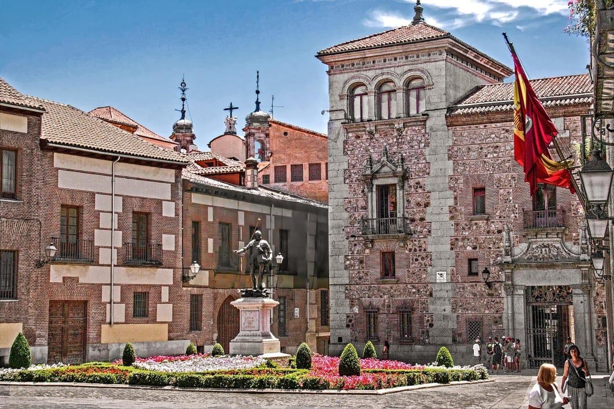 El palacete se encuentra cerca de zonas tan turísticas como el Palacio Real o el Puente de Segovia