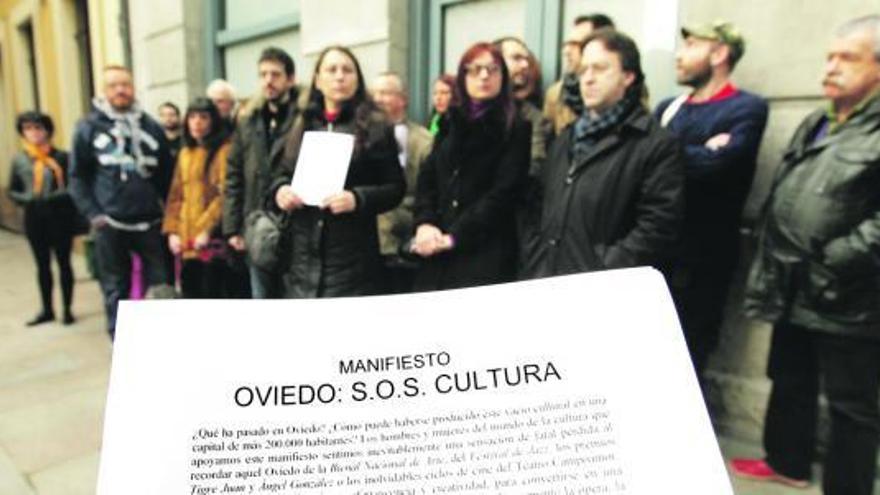 Algunos de los firmantes del manifiesto, ayer, frente al Café Español, en la calle Cimadevilla.