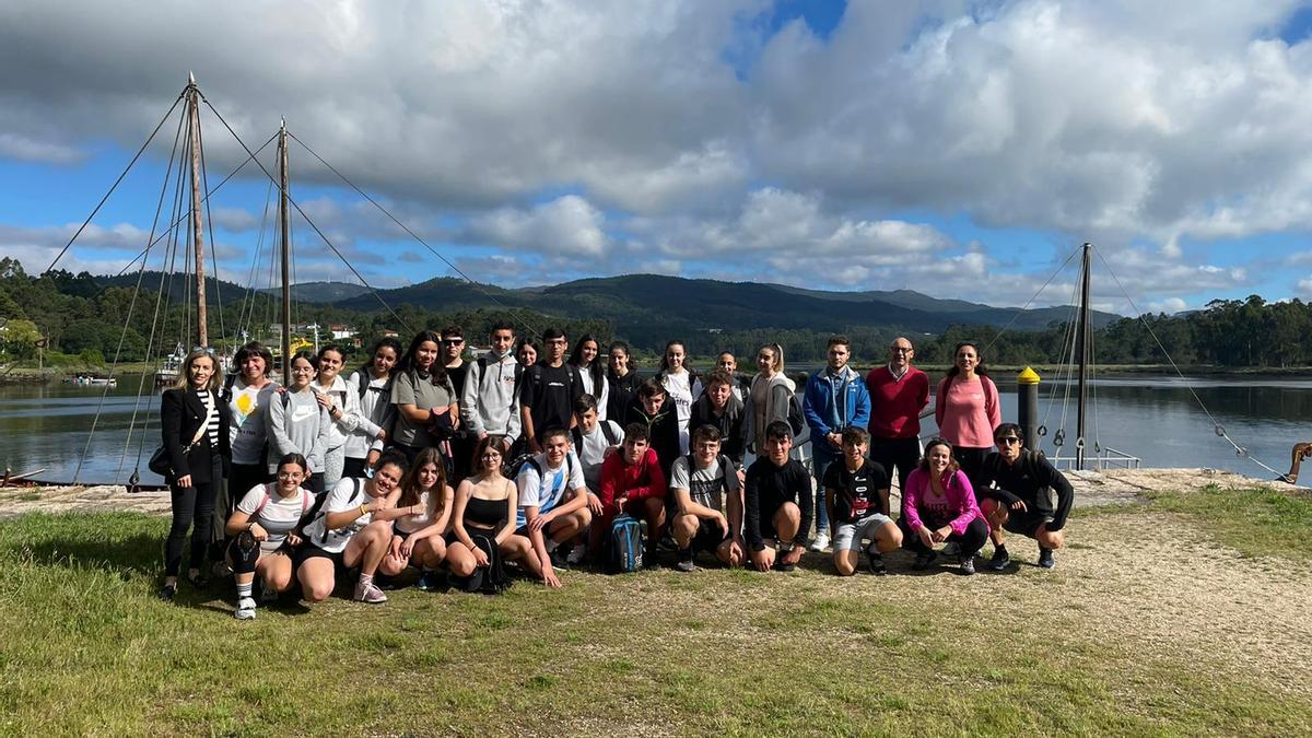 Estudiantes del colegio Progreso, los profesores y el edil Iván Caamaño, que ayer embarcaron en las Torres de Oeste para hacer la Ruta Xacobea do Mar  de Arousa e Ulla.   | //  FDV