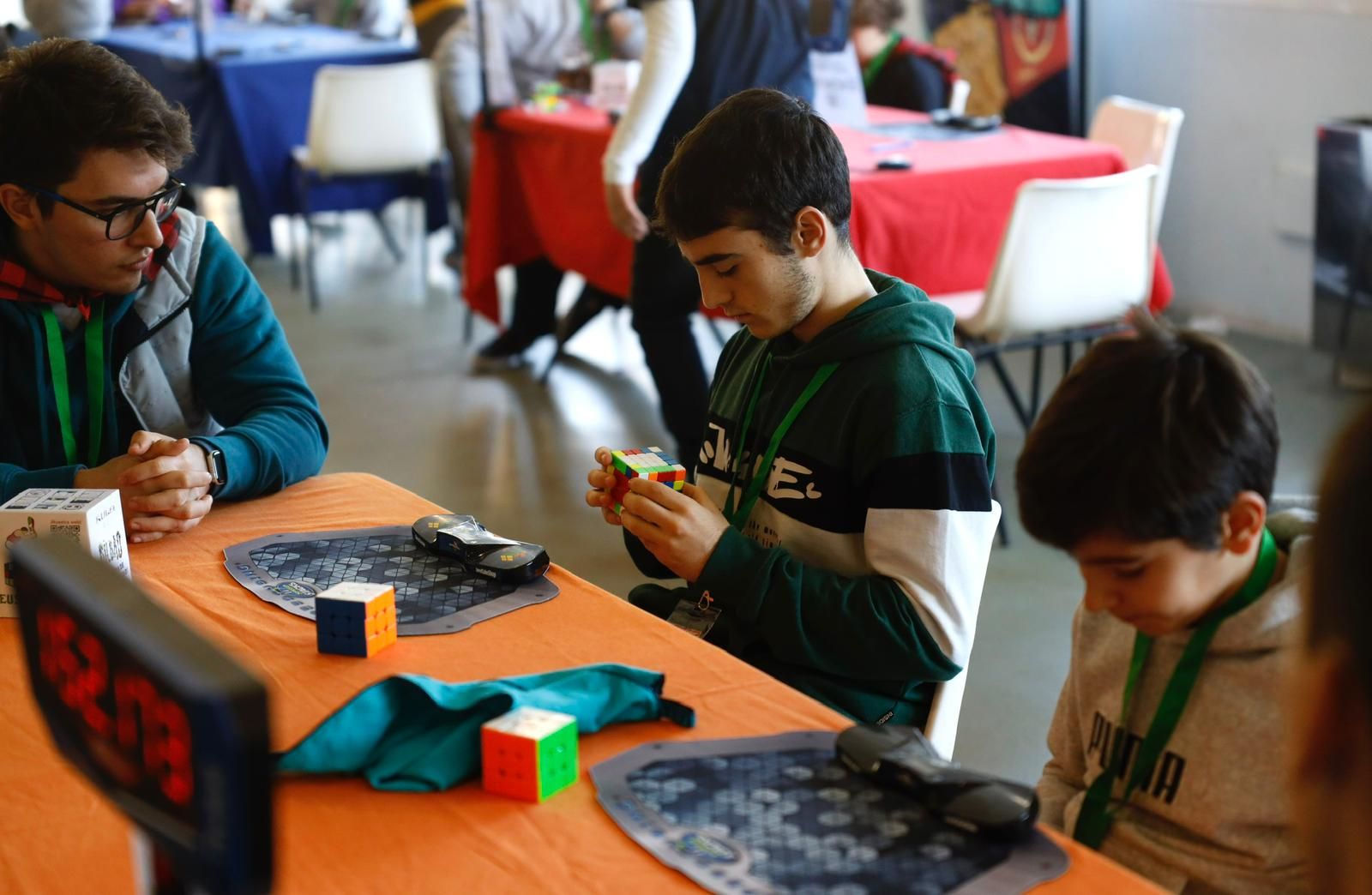Zaragoza busca a su maestro en la competición de resolver cubos de Rubik