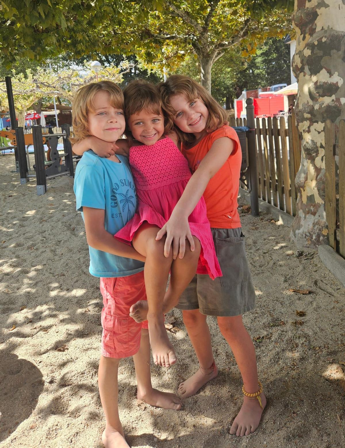 Oliver Alonso con sus dos hermanas.