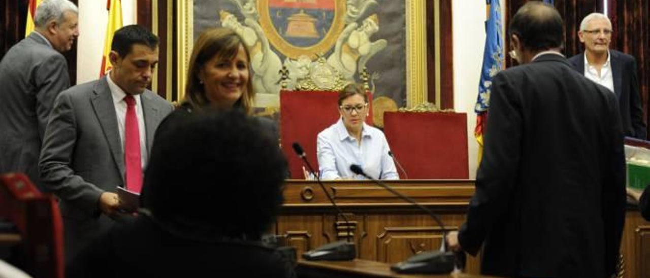 De izquierda a derecha, Daniel McEvoy, Manuel Rodríguez, Loli Serna, en el centro la alcaldesa Mercedes Alonso, de espaldas Martínez-Pujalte y Manuel Latour