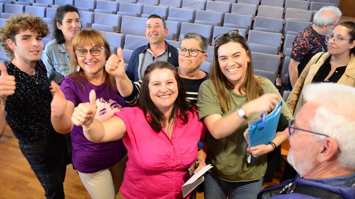 La alcaldesa, Araceli Gestido, celebra la aprobación con ediles y militantes del BNG.