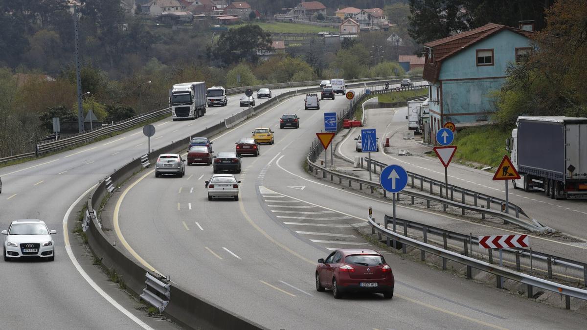 Vehículos circulando por la autovía Vigo-Porriño (A-55)