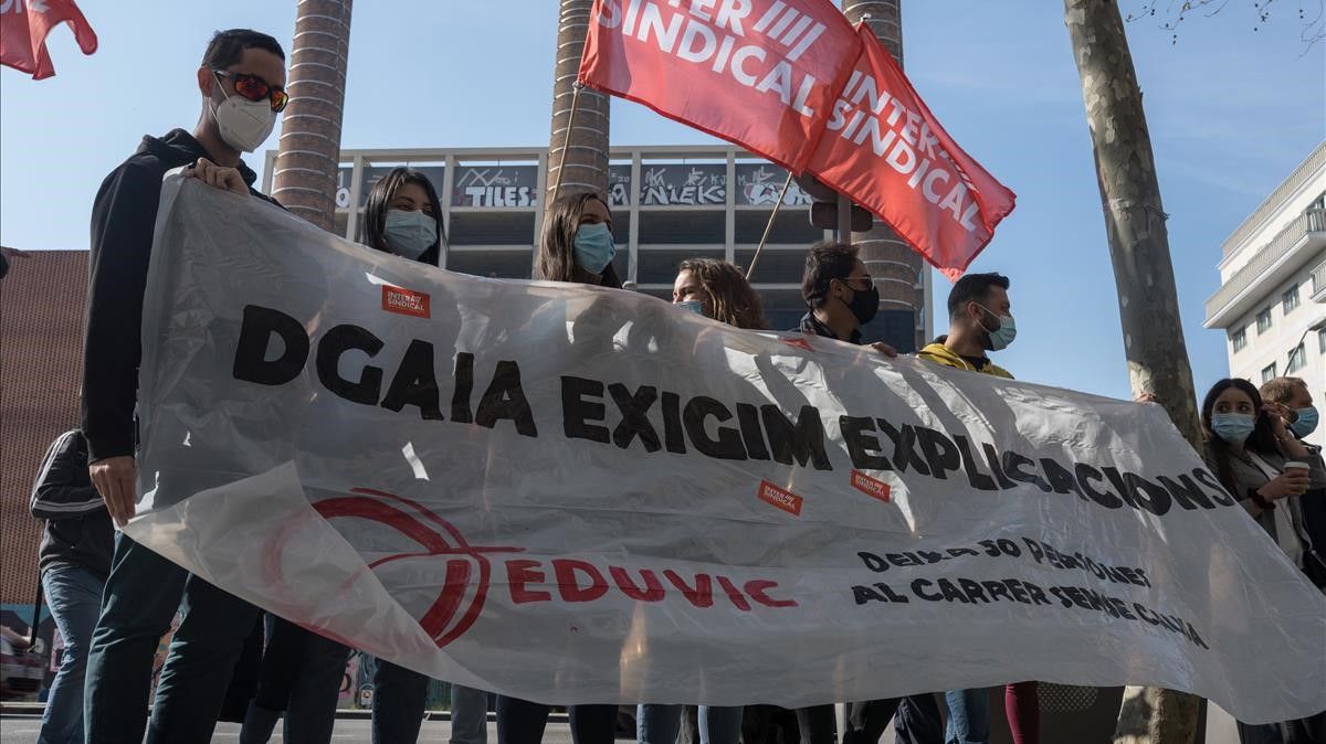 Barcelona 25 03 2021  Protesta de educadores sociales frente a la DGAIA debido al despido de 50 trabajadores por parte de Eduvic  FOTOGRAFO SERGI CONESA