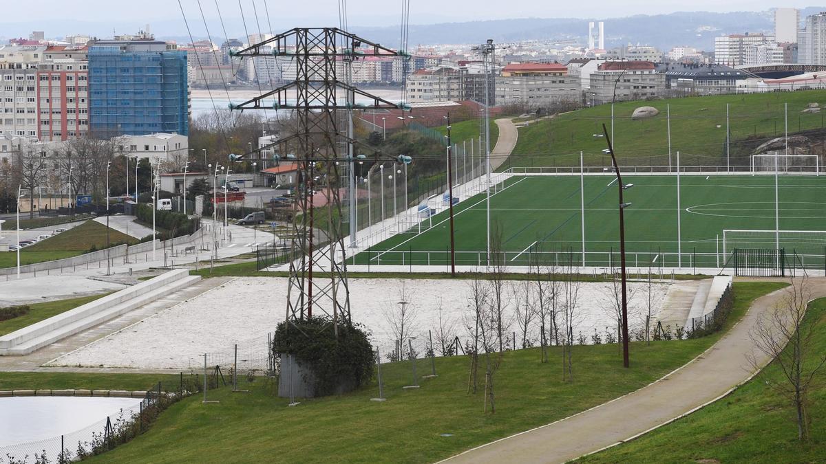 Campo de fútbol en Visma, situado junto al centro Padre Rubinos y dentro del recinto del parque Adolfo Suárez.
