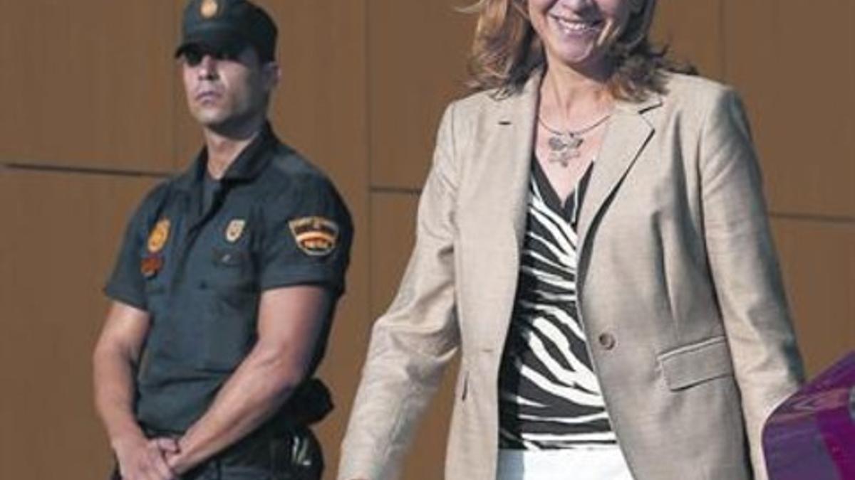 La infanta Cristina sale del hospital en el que operaron al Rey el 25 de septiembre del 2013, en Madrid.