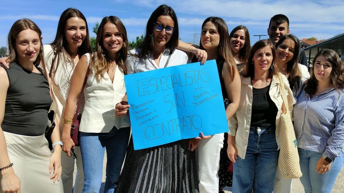 Arriba, las EIR de Familiar y Comunitaria. Abajo, despedida de los 91 residentes.