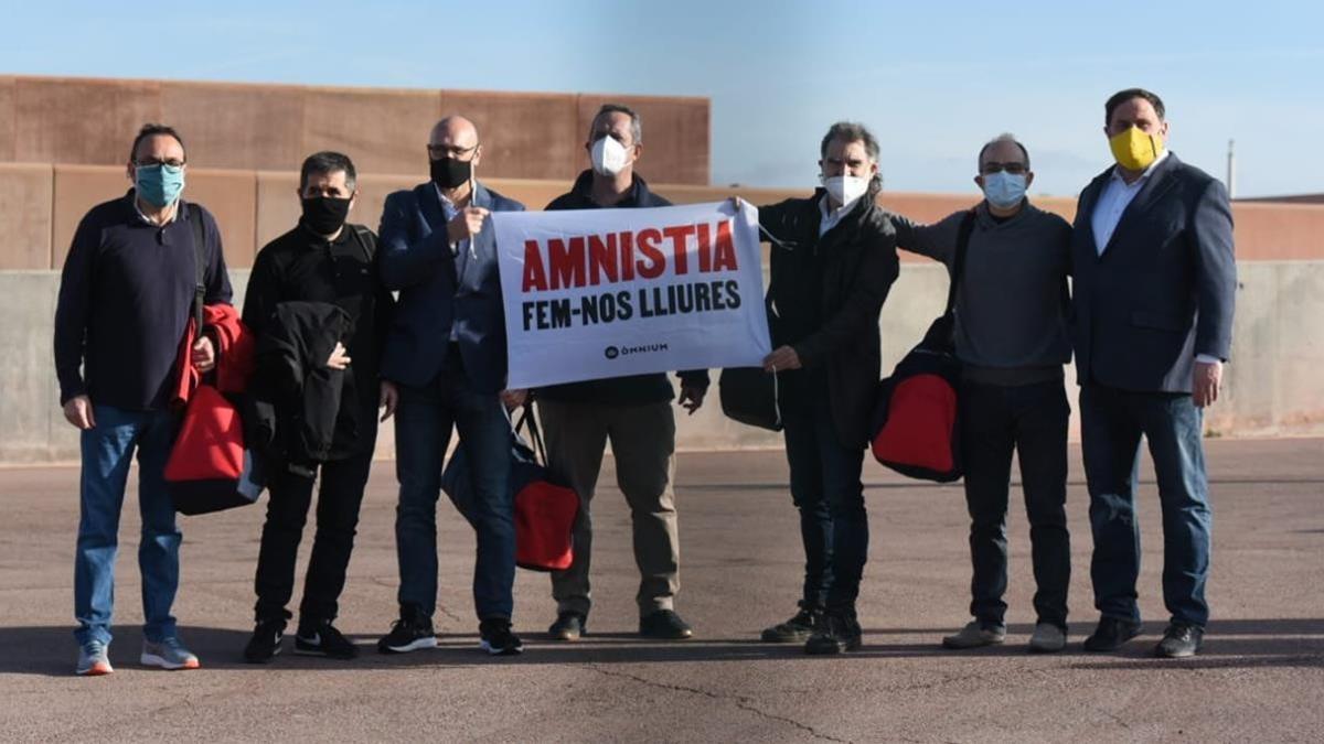 Los siete presos del &quot;procés&quot; que cumplen condena en la cárcel barcelonesa de Lledoners han salido de prisión este viernes mostrando una pancarta a favor de la amnistía