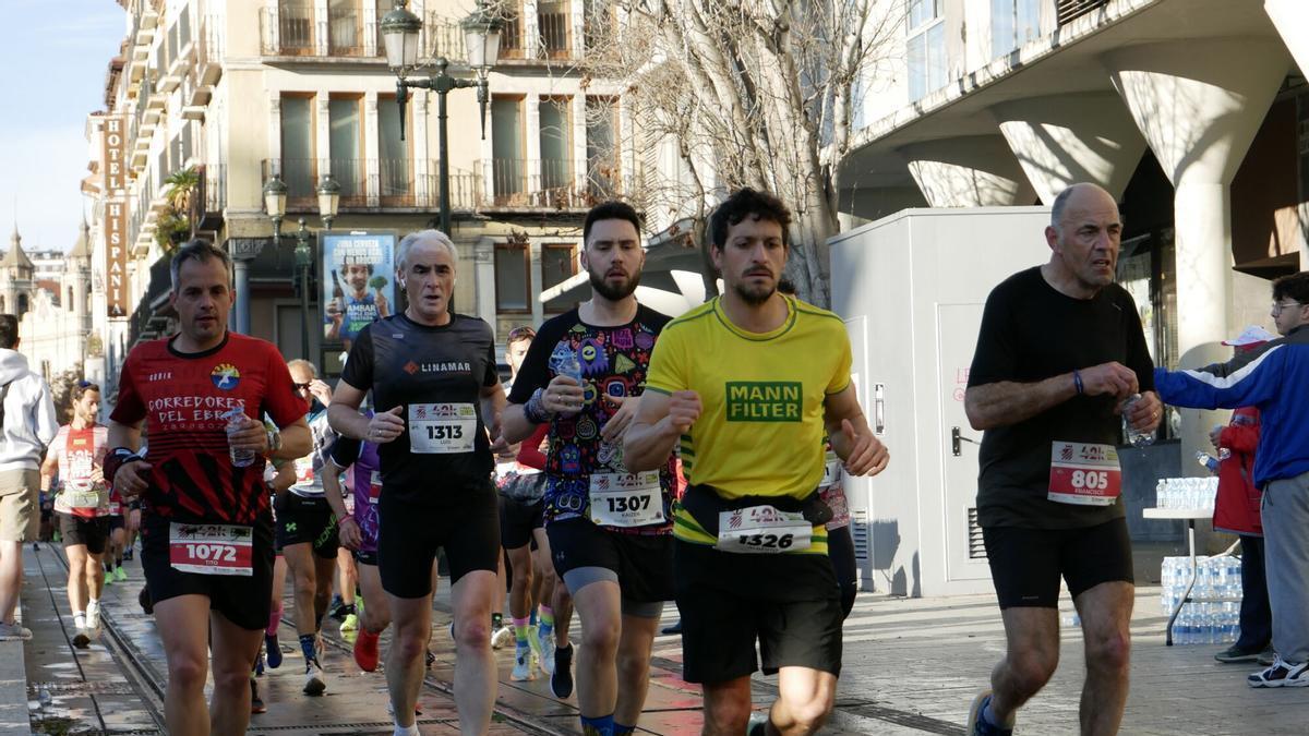 Los atletas corren por las vías del tranvía junto al Mercado Central el año pasado