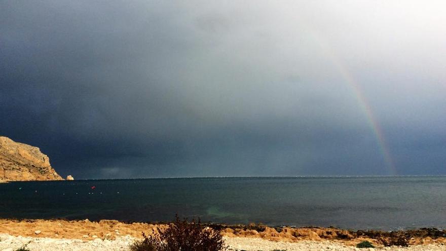 El arcoíris asoma antes de la tormenta en Xàbia