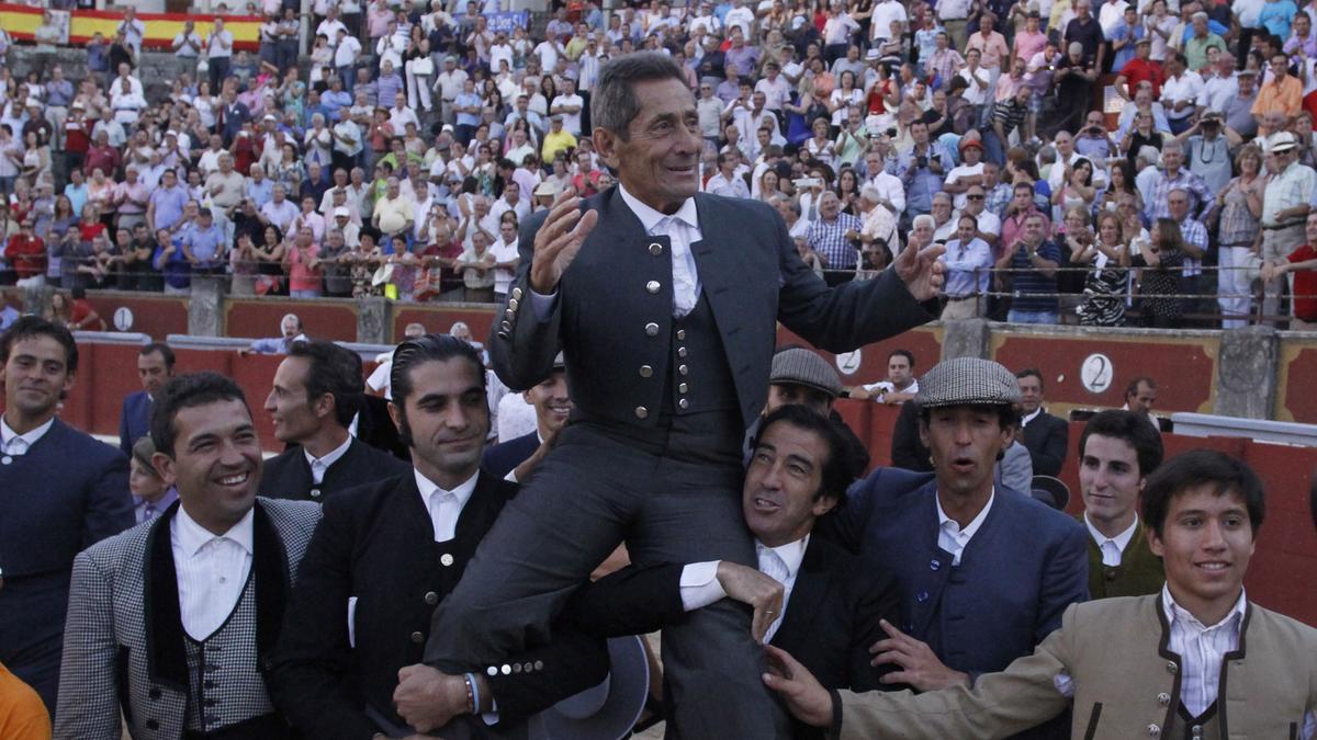 Andrés Vázquez, sacado a hombros en la plaza de toros