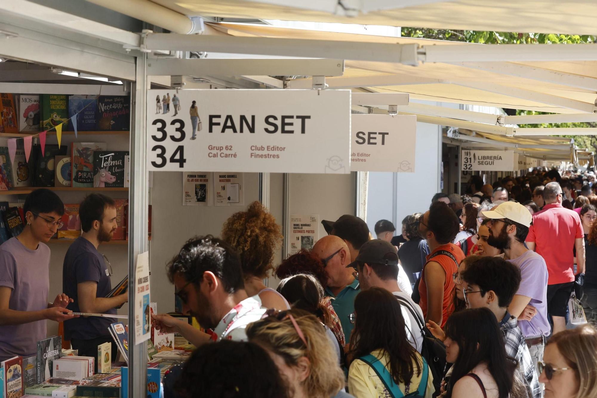 La Fira del Llibre confirma su éxito de asistenica con un domingo abarrotado
