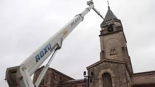 Arrancan los trabajos de rehabilitación en la iglesia de San Pedro en Gijón con la protección de la torre para evitar caídas de cascotes