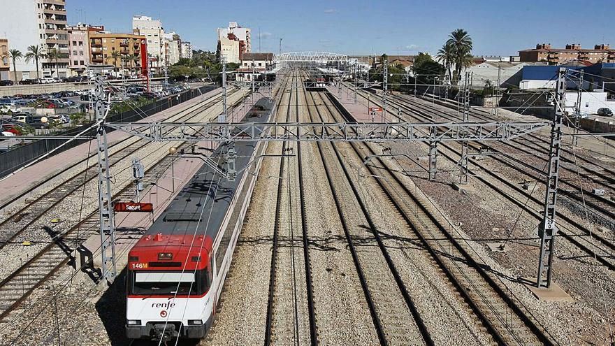 Vías de tren a su paso por Sagunt. | DANIEL TORTAJADA