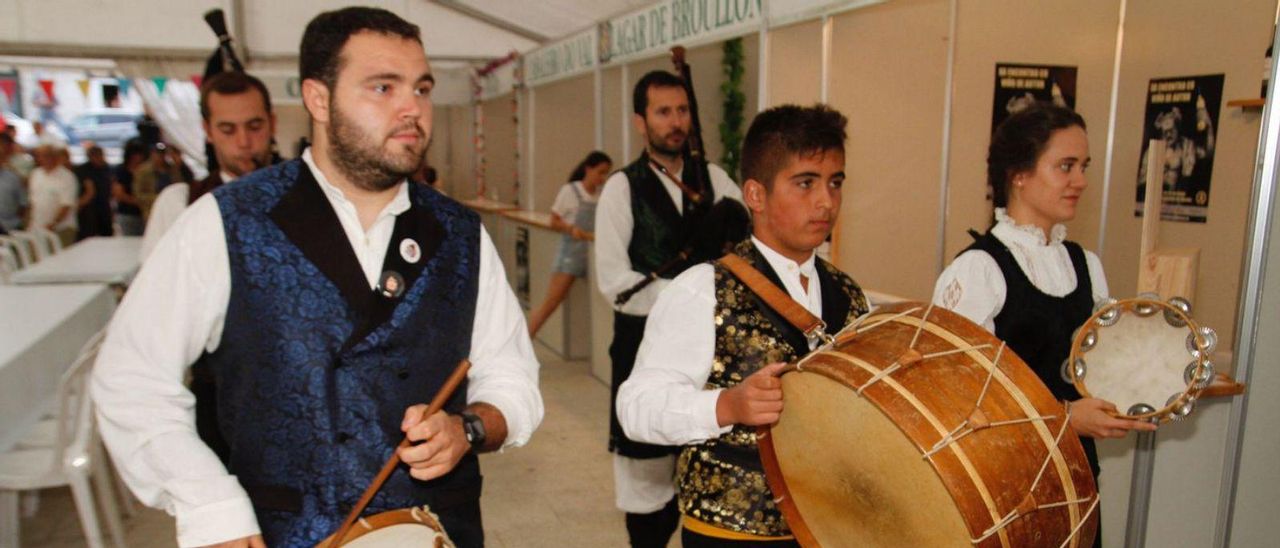 Un grupo musical, durante la apertura de una de las Ferias del Viño de Autor de Meaño. | // NOÉ PARAGA