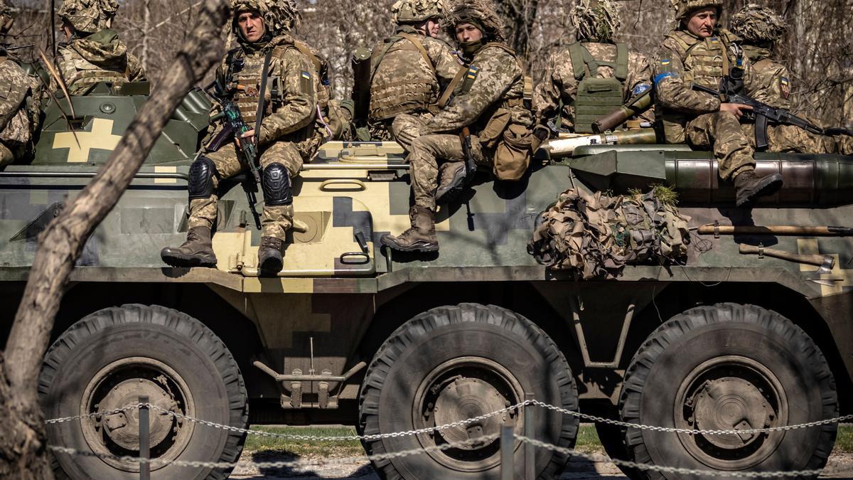 Soldados ucranianos sobre un vehículo militar en la ciudad de Severodonetsk, en la región del Donbás.