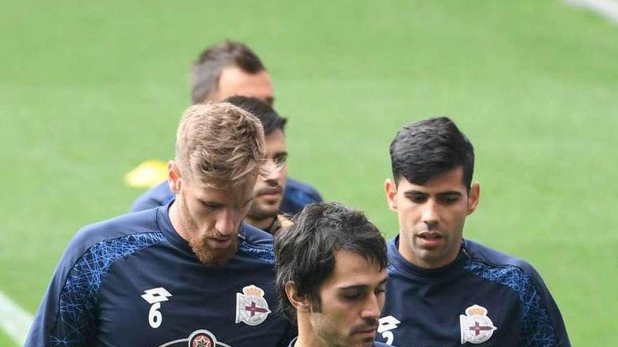 Juanfran, junto a Arribas y Albentosa, ayer en Riazor.