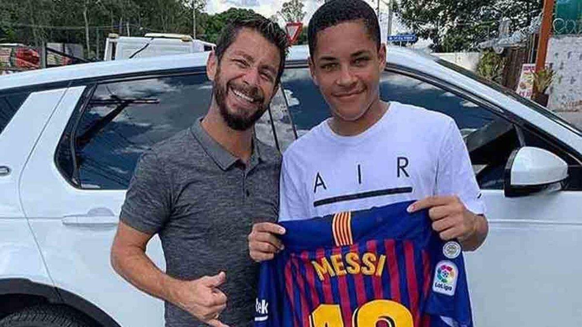 Vitor Roque, uno de los jóvenes del Cruzeiro, sosteniendo una camiseta de Leo Messi