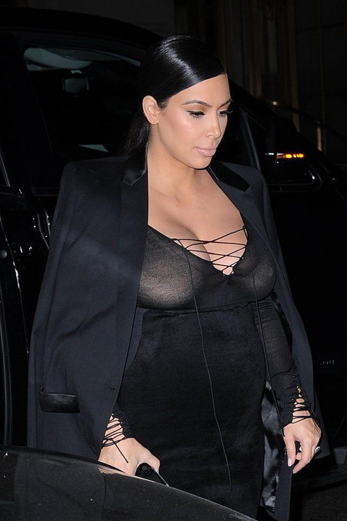 Kim Kardashian luce otro imposible look premamá