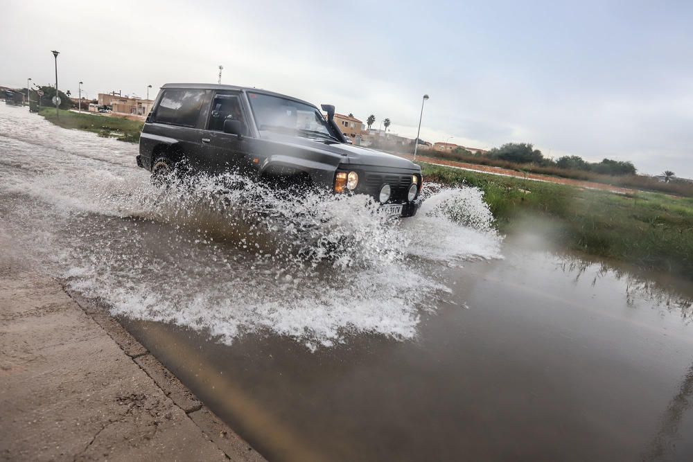 Imágenes de los vecinos retirando agua de las viviendas y las balsas de laminación que no dieron abasto ayer junto a la laguna de Torrevieja