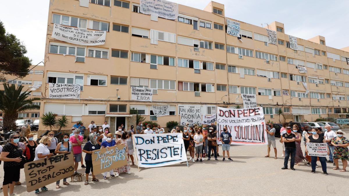 Concentración de protesta de los residentes en los apartamentos Don Pepe, en una imagen de archivo.