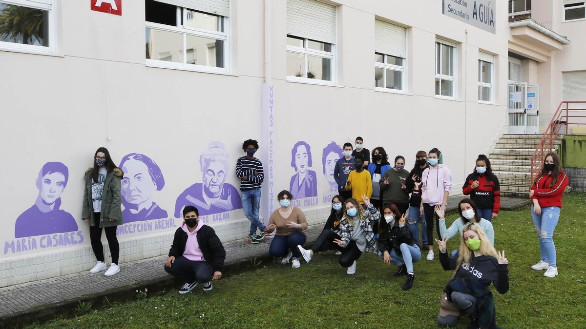 Panel de mulleres destacadas na entrada do IES A Guía de Vigo.