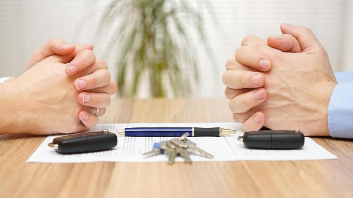 Una pareja, durante el trámite de divorcio.