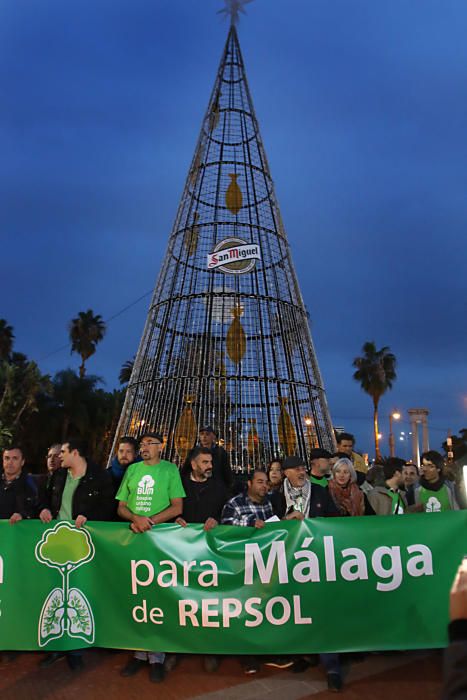 Un centenar de personas se concentran en la plaza de la Marina para pedir la construcción de un gran parque en los antiguos terrenos de Repsol.