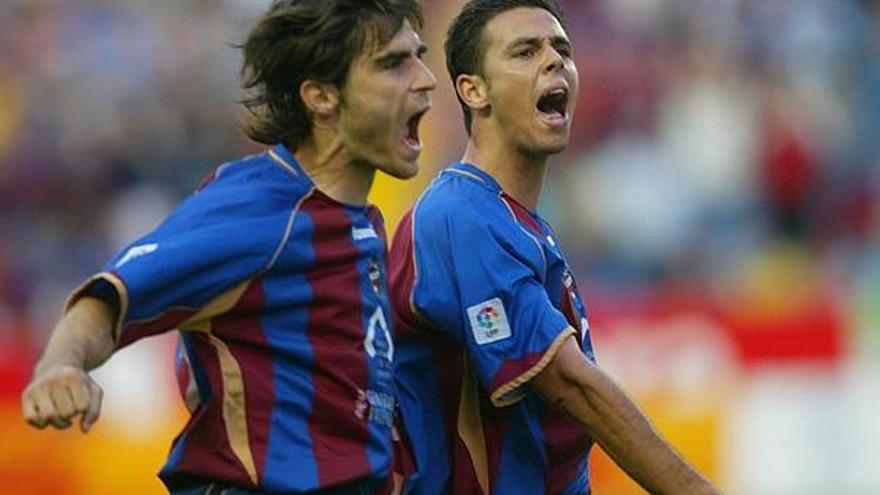 Carmelo González, a la derecha, celebra un gol con el Levante.