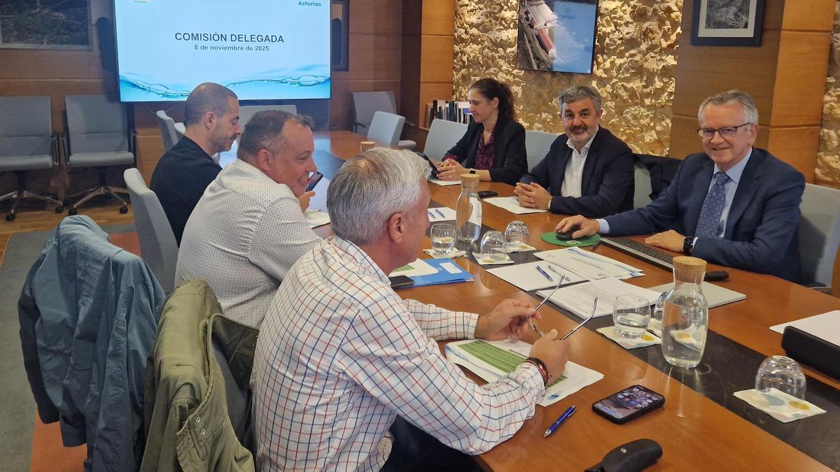 El consejero de Movilidad, Medio Ambiente y Gestión de Emergencias, Alejandro Calvo, segundo por la derecha, preside la reunión de la comisión delegada de Cadasa.