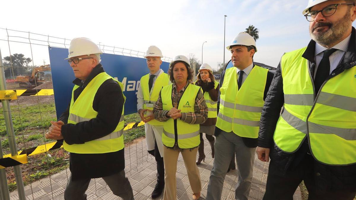 La consejera de Salud y Consumo, Catalina García, y otras autoridades, durante su visita a las obras.