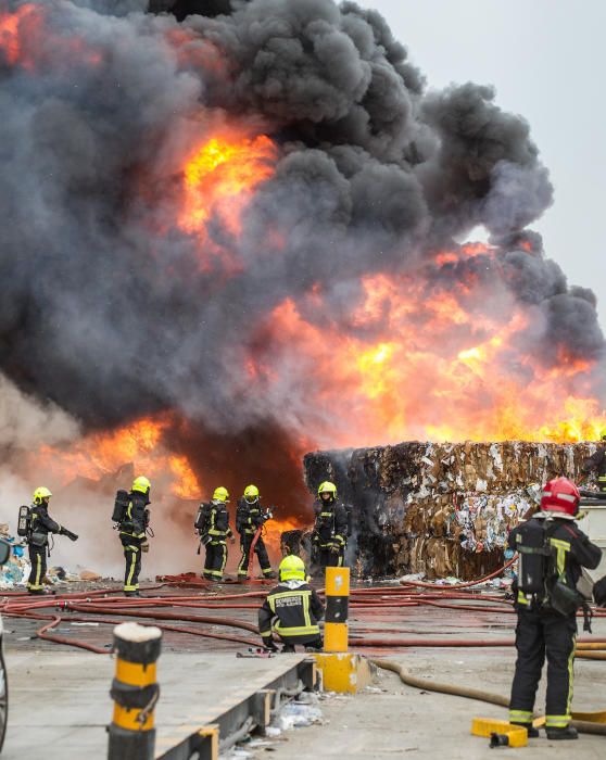 Más de una veintena de bomberos trabajaban anoche para sofocar el complicado incendio.