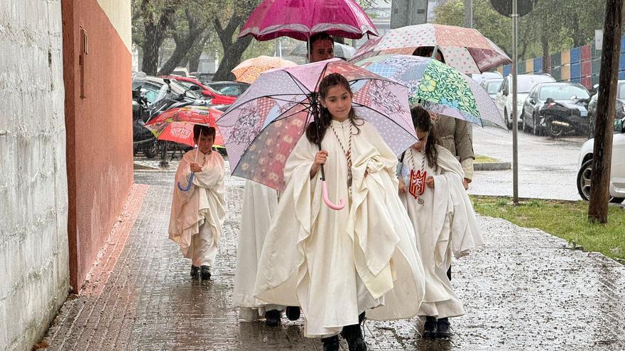 Procesiones del Lunes Santo en Córdoba: el agua resta música pero no quita alma