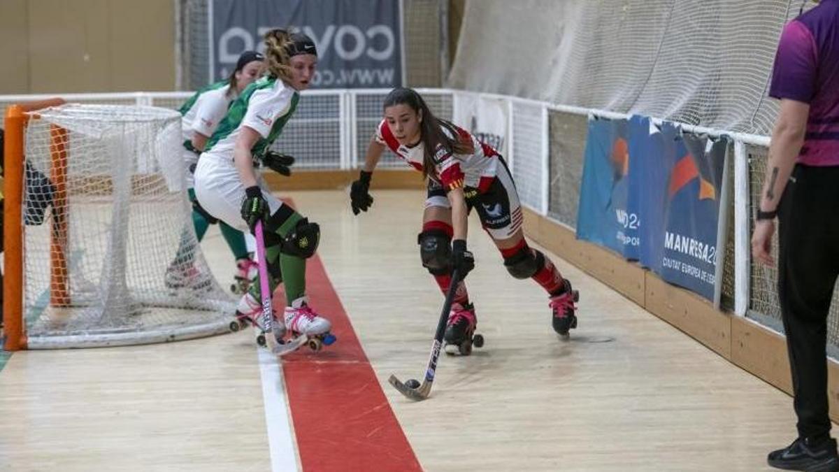 L'equip sènior femení del Club Patí Manresa, quan era a Nacional, amb les tanques que amoïnen el Manresa Futbol Sala