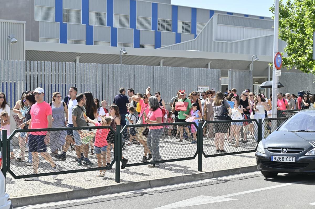 Familias del CPI Parque Venecia de Zaragoza protestan contra el calor en las aulas: "Los niños están en peligro"