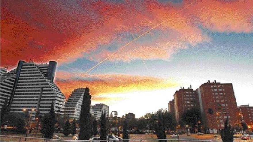 El  &quot;atardecer rojo&quot; que se vivió  ayer en Valencia anuncia una nueva jornada de viento tras el vendaval de las últimas horas.