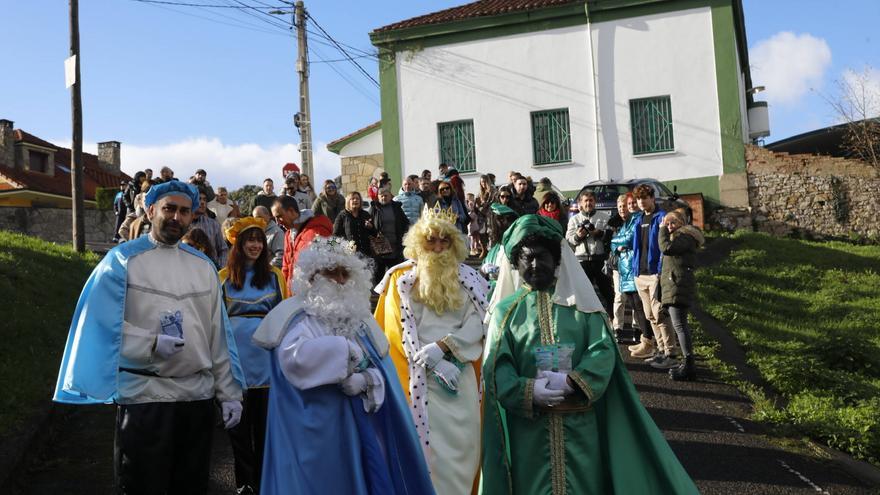 Los vecinos de Porceyo vibran con su cabalgata de Reyes: &quot;La lluvia nos respetó&quot;