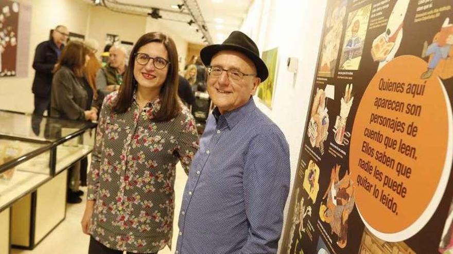 Ana López Chicano y Paco Abril, ayer, en la inauguración de la exposición &quot;Que nos quiten lo leído&quot;, en la Biblioteca Jovellanos.