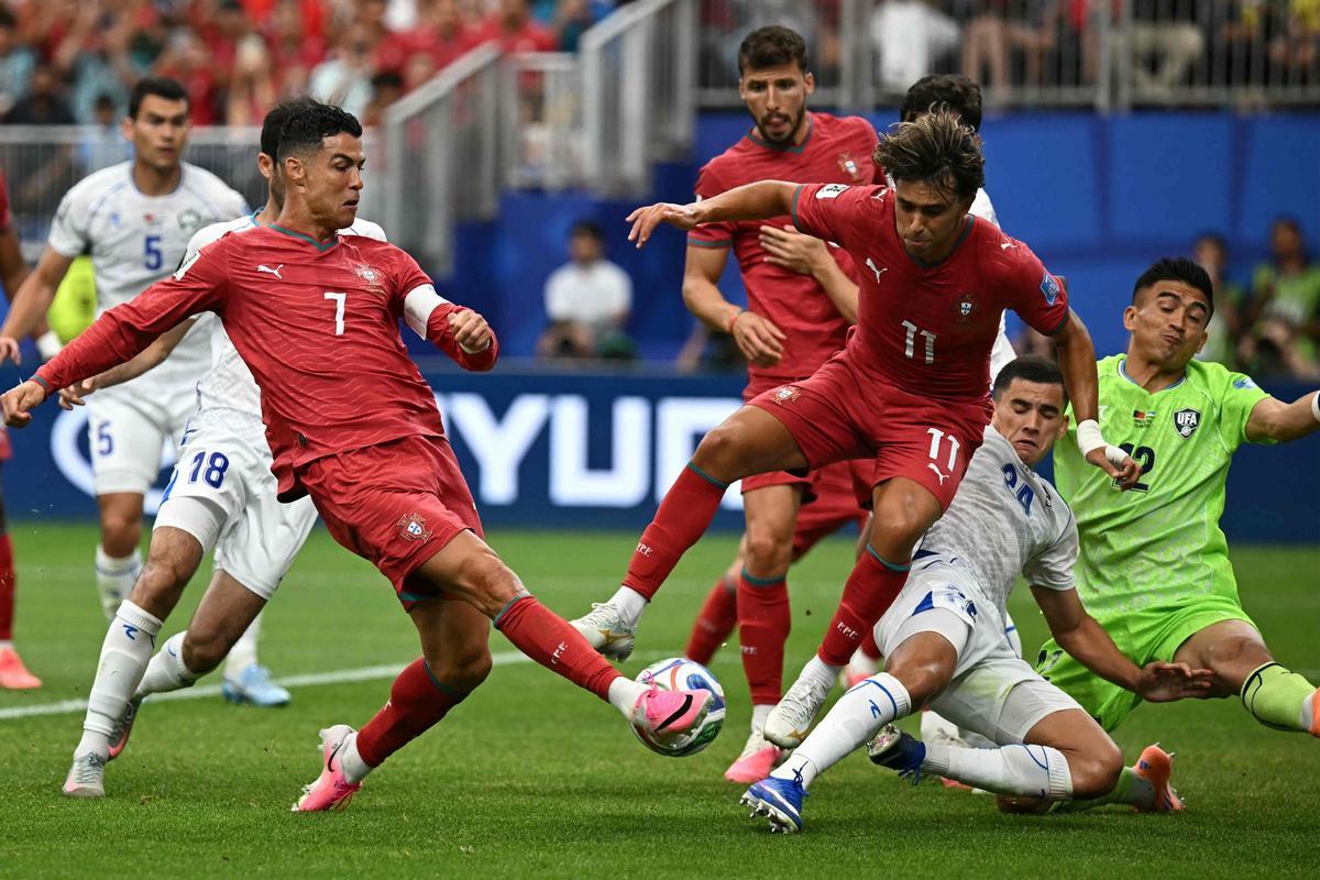 Cristiano exhibe sus galones y Portugal se pasea ante Uzbekistán