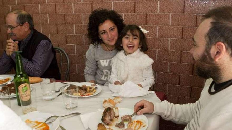 Comensales, ayer, disfrutando de las Jornadas gastronómicas de la matanza en un restaurante de Tanes.